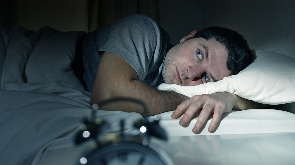 photographie d'une personne en proie à des insomnies nocturnes