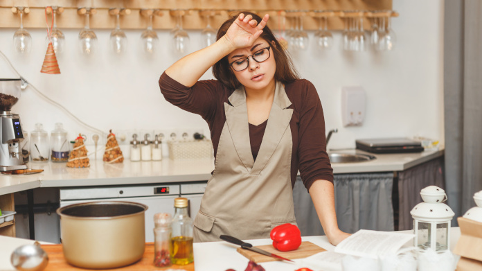 Donna anemica in cucina