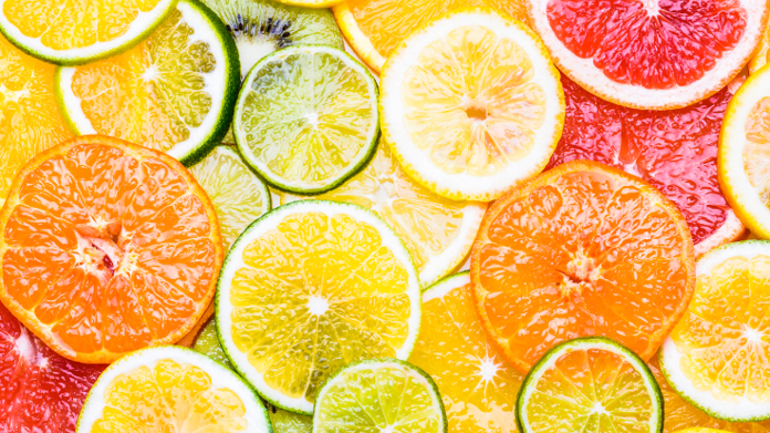 Orangen-, Grapefruit- und Zitronenscheiben, die reich an Vitamin C sind