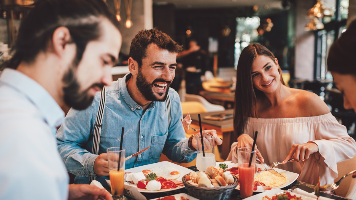 Amigos que satisfazem as suas necessidades nutricionais