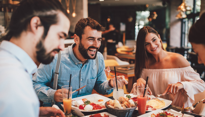 Amigos que satisfazem as suas necessidades nutricionais