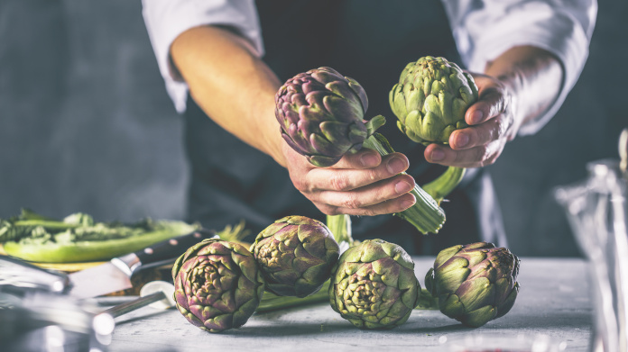 Artichauts dans les mains d'un cuisinier