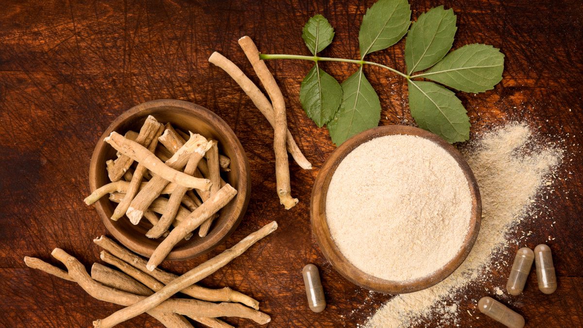 Bladeren, wortels, poeder en capsules van de ayurvedische ashwagandha