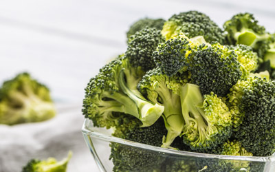 ciotola di vetro con broccoli freschi