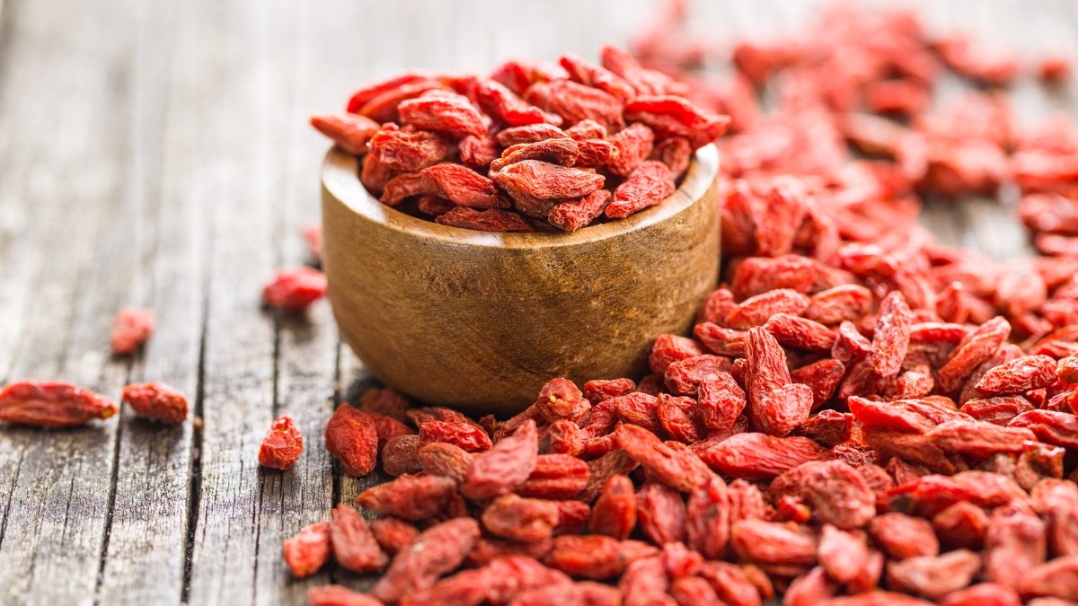 Cuenco de bayas de goji desecadas en una mesa