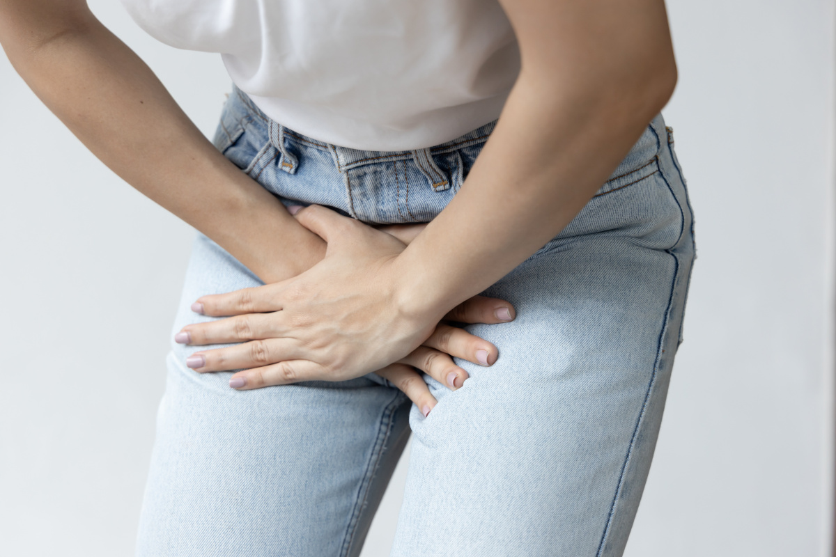 Donna che soffre di un disturbo urinario