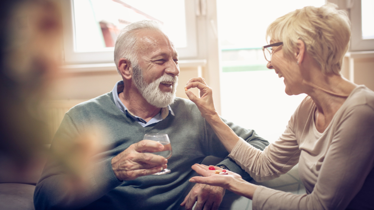 Pareja de personas mayores que toma complementos alimenticios