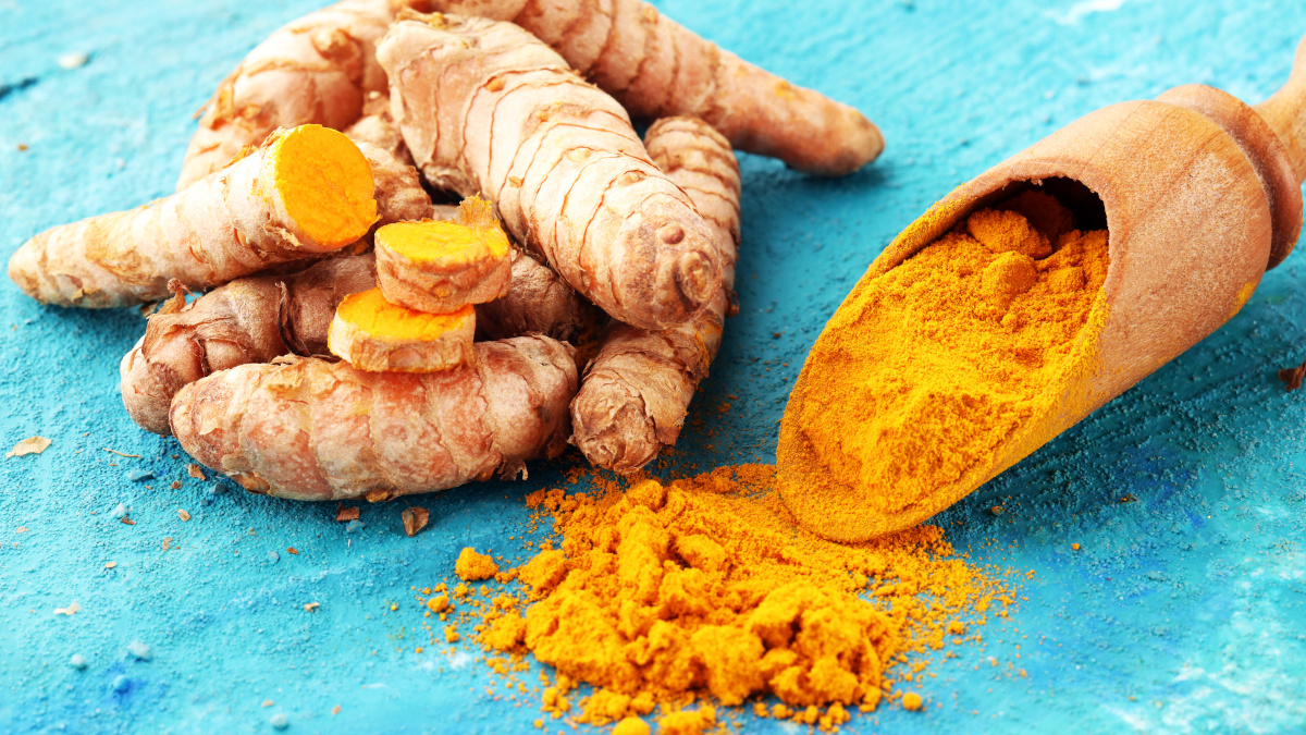 Turmeric roots and powder