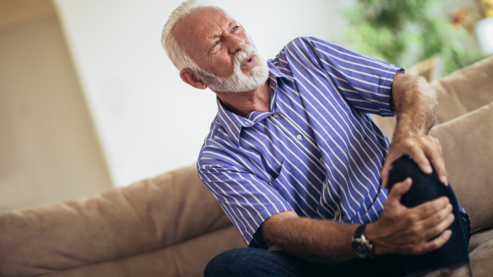 Vieil homme qui souffre de douleurs articulaires au genou