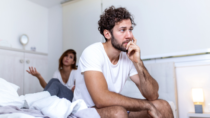 Homem com problema de ereção na cama