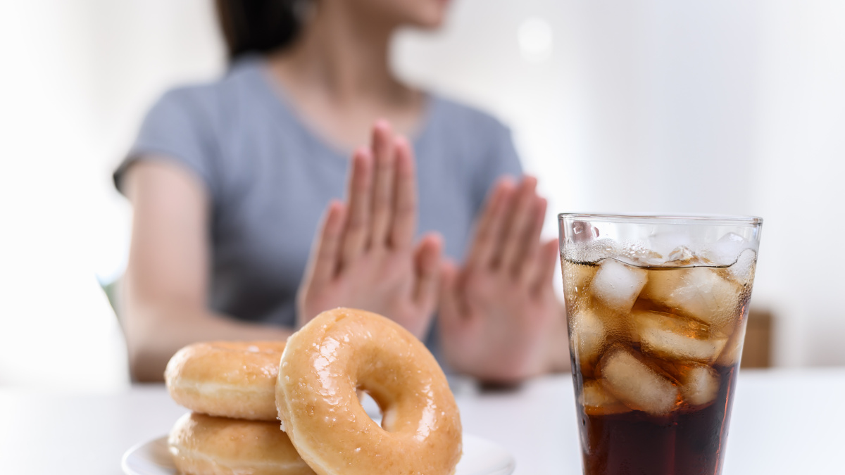 Frau, die einen natürlichen Appetitzügler eingenommen hat.