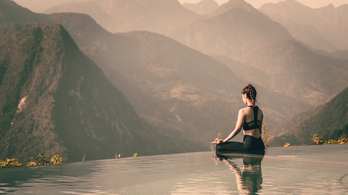 Donna che medita per gestire meglio lo stress