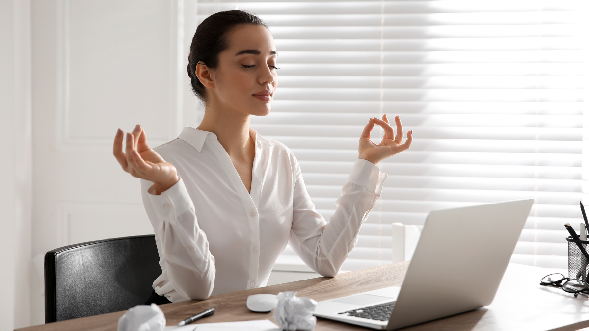 Vrouw die voedingssupplementen tegen stress neemt. 