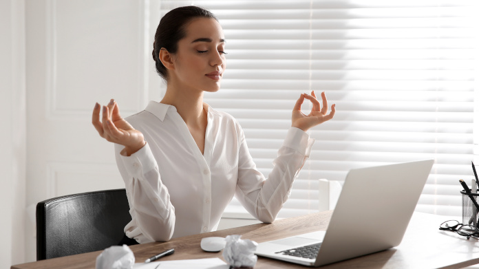 Vrouw die voedingssupplementen tegen stress neemt. 