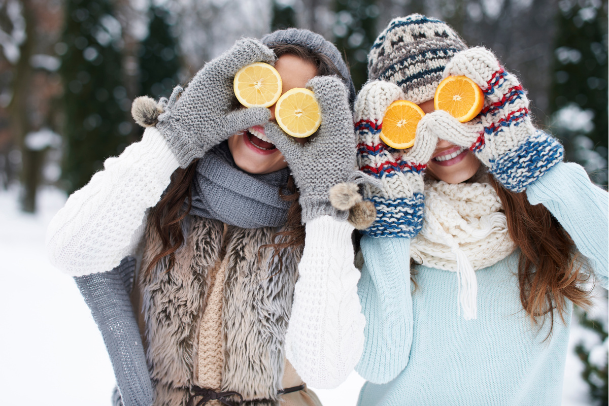 Mujeres que toman complementos alimenticios en invierno