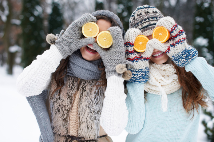 Donne che assumono integratori alimentari in inverno