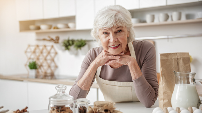 Oma die natuurlijke remedies bereidt in de keuken