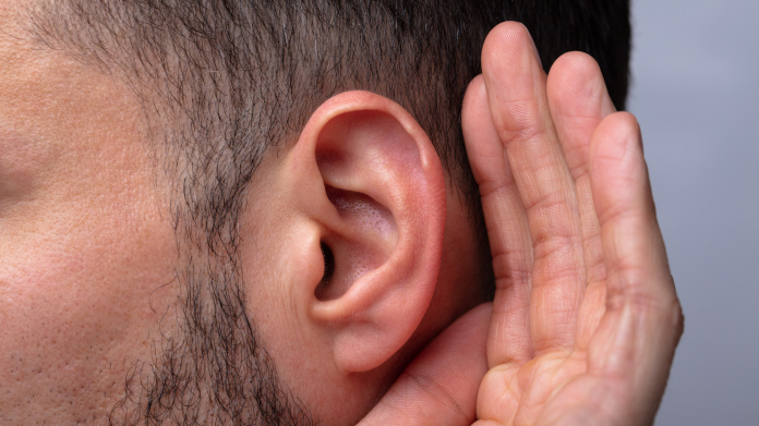 Oreja de hombre que oye mal