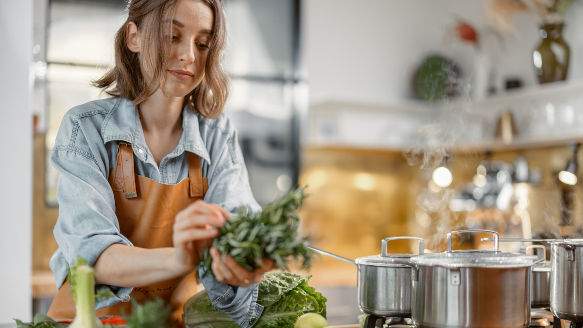 Mulher que segue a dieta Seignalet