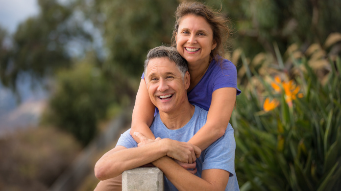 Paar, das ein Anti-Aging-Präparat einnimmt.