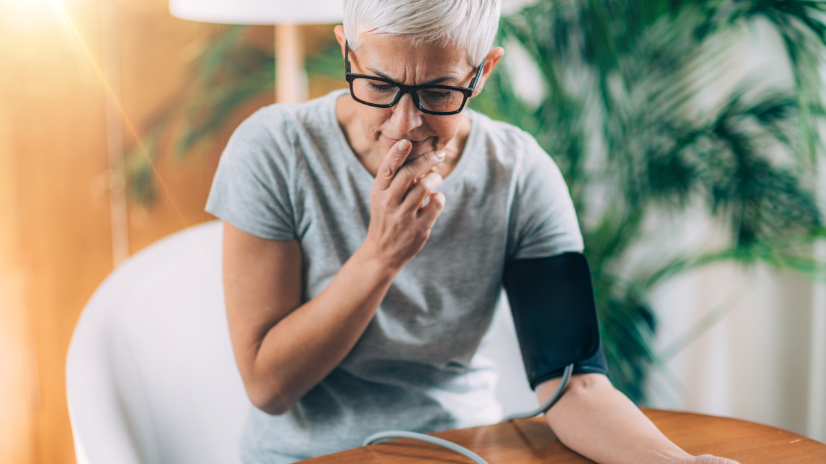 Mujer que mide su tensión arterial