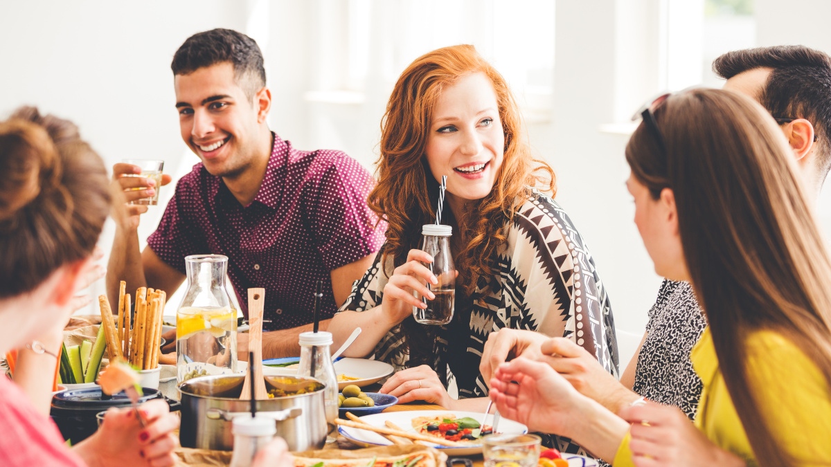 Veganos e vegetarianos a comer